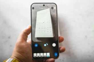 Смартфон Android со сканированием документа в Google Drive