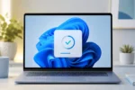 Ноутбук с экраном обновления Windows 11 и символом исправления