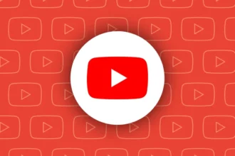 Смартфон с личным чатом и видео в приложении YouTube