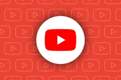 Смартфон с личным чатом и видео в приложении YouTube