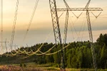 Опоры высоковольтной линии электропередачи Fingrid с подвешенными проводами