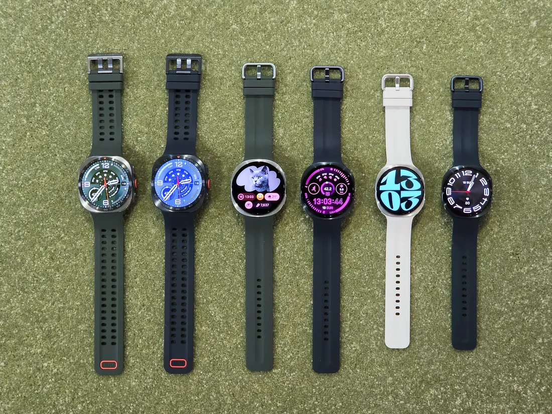 Линейка Galaxy Watch Ultra 2 и Galaxy Watch 9 разных цветов рядом