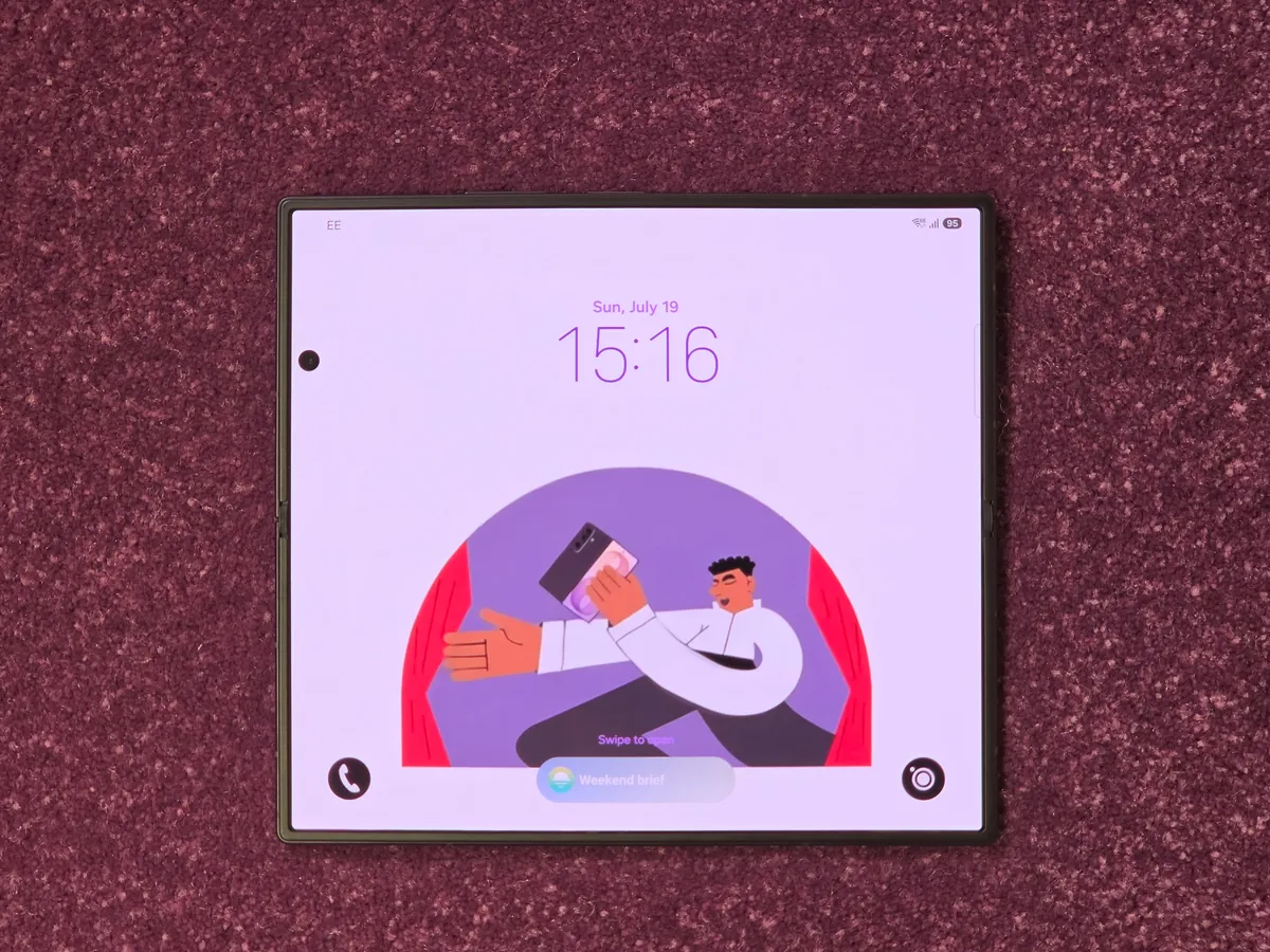 Складной смартфон Samsung Galaxy Z Fold 8 с раскрытым экраном