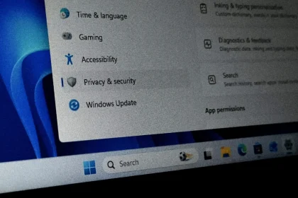 Раздел Конфиденциальность и защита в настройках Windows 11 на экране ноутбука
