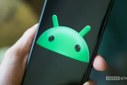 Логотип Android на экране смартфона в руке
