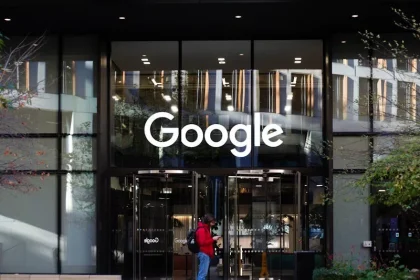 Логотип Google на фасаде офиса