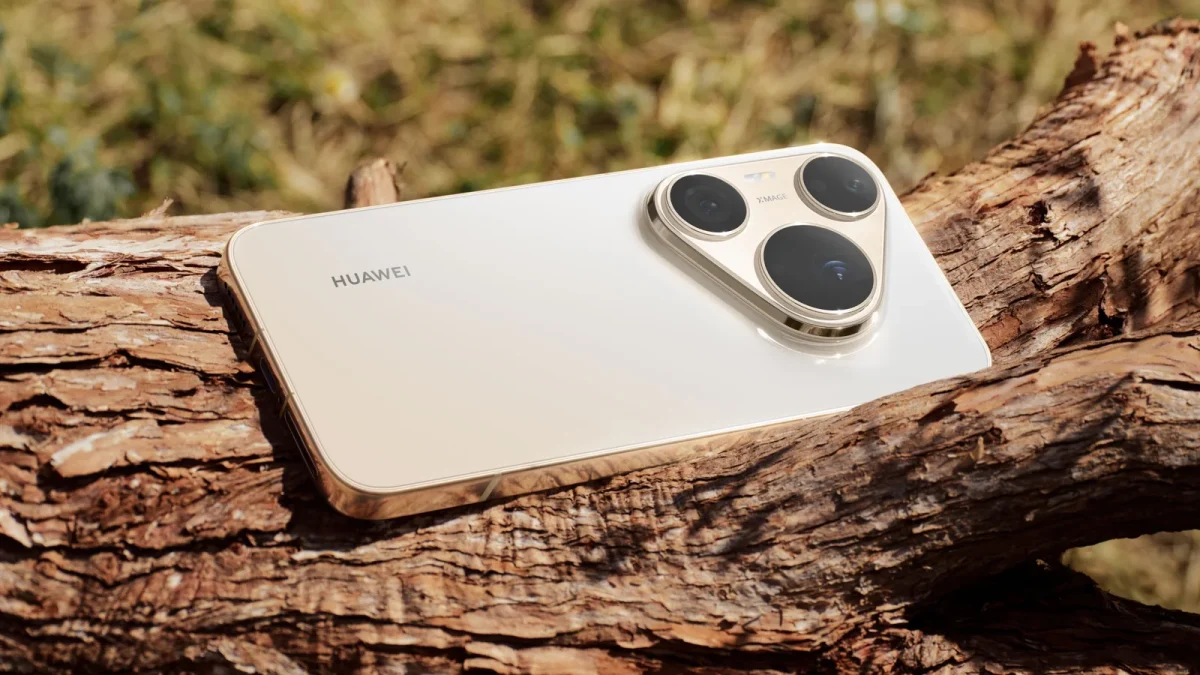 Белый Huawei Pura 90s Pro Max лежит на коре дерева, виден блок камер