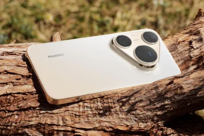 Белый Huawei Pura 90s Pro Max лежит на коре дерева, виден блок камер