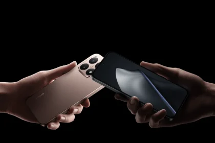 Два смартфона Xiaomi в руках на официальном снимке страницы HyperOS