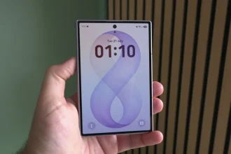 Экран блокировки Galaxy Z Fold 8 в руке