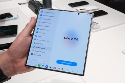 Экран настроек One UI 9.0 на Galaxy Z Fold 8 с кнопкой проверки обновлений