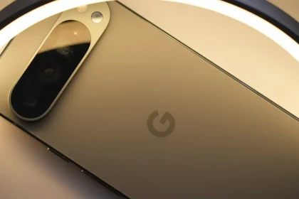 Задняя панель Google Pixel 11 с камерой и логотипом G