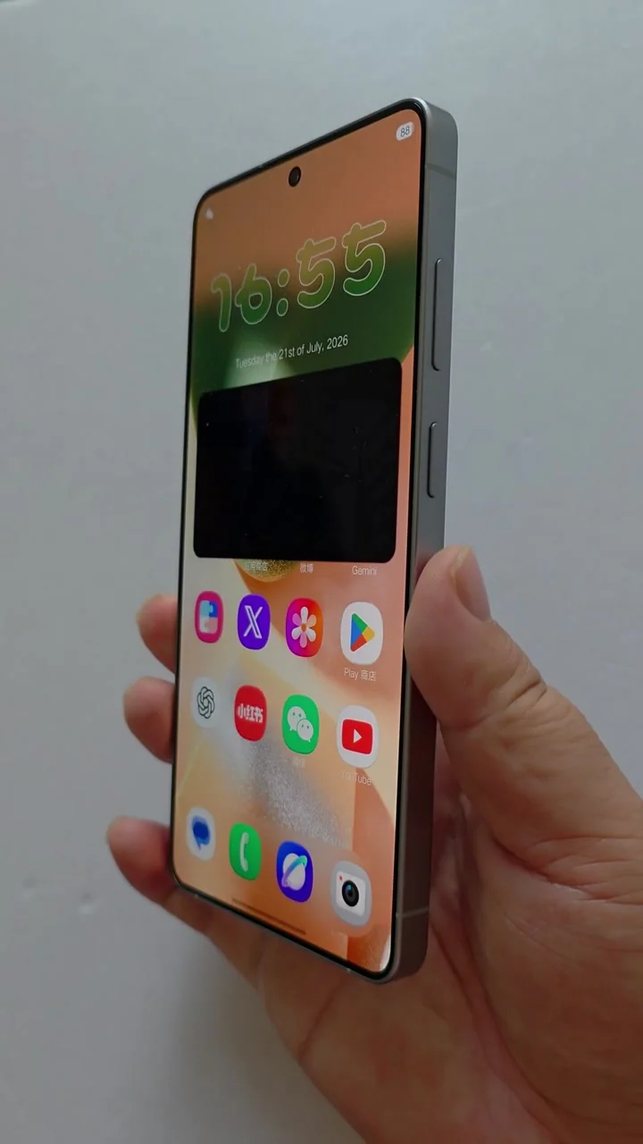 Окно картинки в картинке на Galaxy S26 Ultra под боковым углом полностью тёмное, остальной экран виден