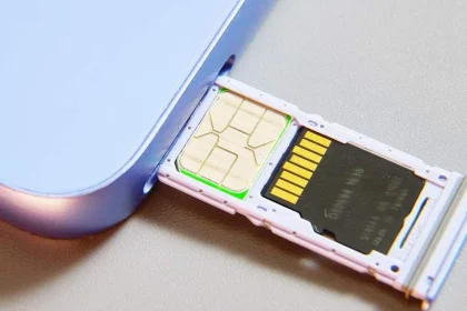 SIM-карта и microSD в лотке смартфона — мобильная связь в России дорожает