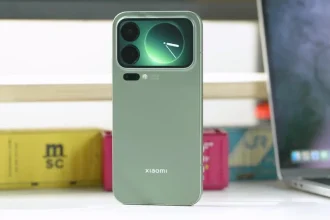 Xiaomi 17 Pro Max в зелёном корпусе с круглым экраном на блоке камер