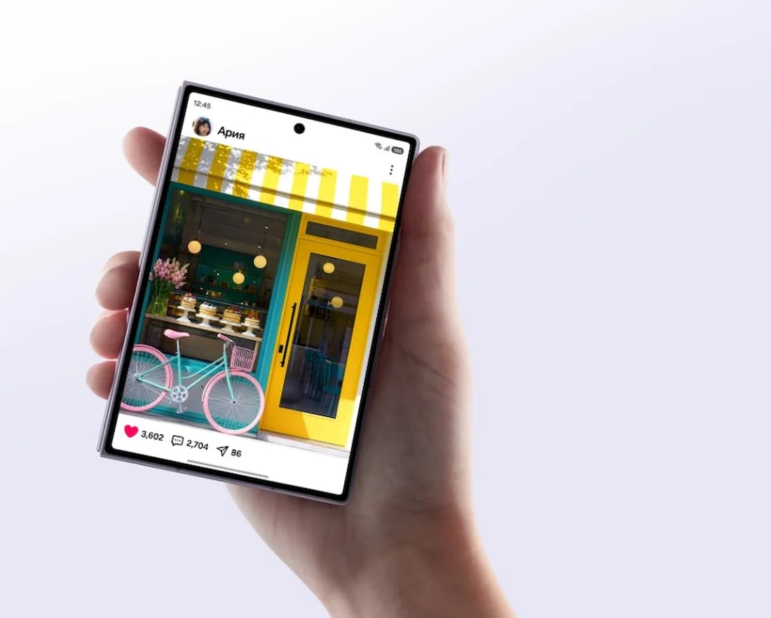 Galaxy Z Fold 8 с раскрытым экраном 7,6 дюйма в пропорции 4:3 в одной руке