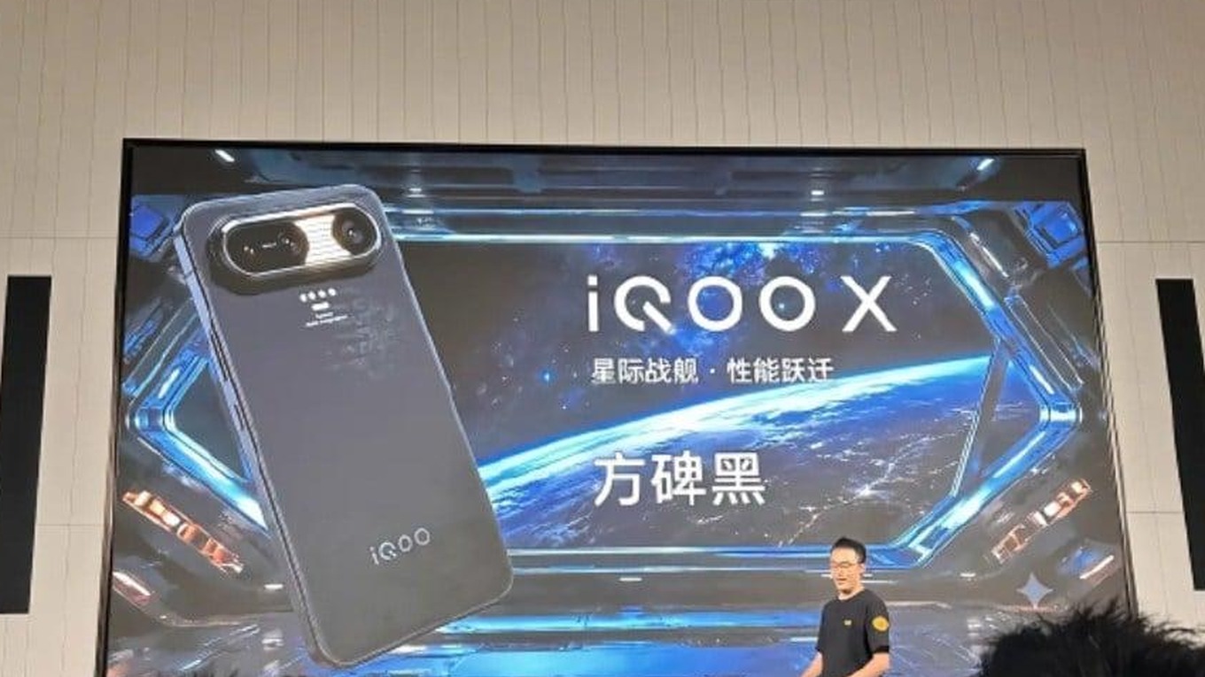 Смартфон iQOO X на презентации в Китае