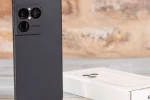 Чёрный Sony Xperia 1 VIII задней панелью вверх рядом с коробкой