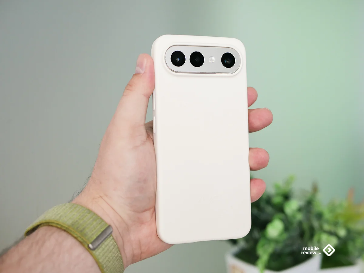 Горизонтальный блок из трёх камер на задней панели vivo X300 FE