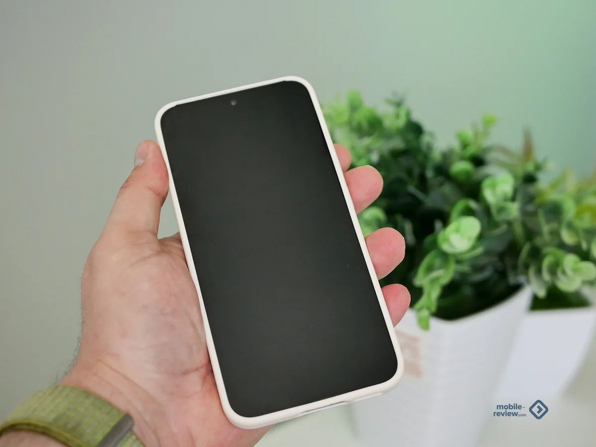 Фронтальная панель vivo X300 FE с экраном 6,31 дюйма в руке