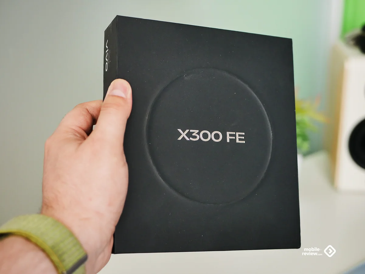 Розничная коробка vivo X300 FE с названием модели