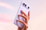 Смартфон vivo X300 FE в лиловом цвете в руке