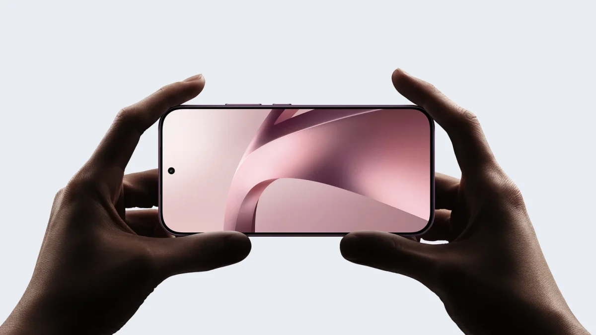 Xiaomi 17T в руках горизонтально, экран с фирменными обоями
