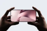 Xiaomi 17T в руках горизонтально, экран с фирменными обоями