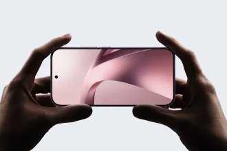 Xiaomi 17T в руках горизонтально, экран с фирменными обоями
