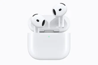 Наушники AirPods 5 в зарядном футляре