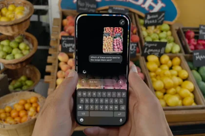 Запрос к Siri AI на английском языке на экране iPhone 18 Pro