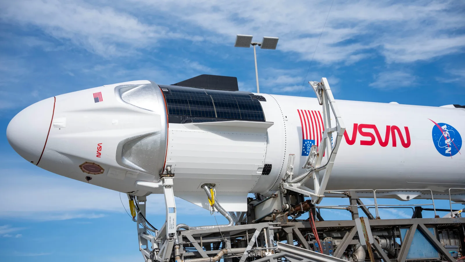 Falcon 9 с кораблём Crew Dragon для миссии Crew-13 на стартовом комплексе SLC-40