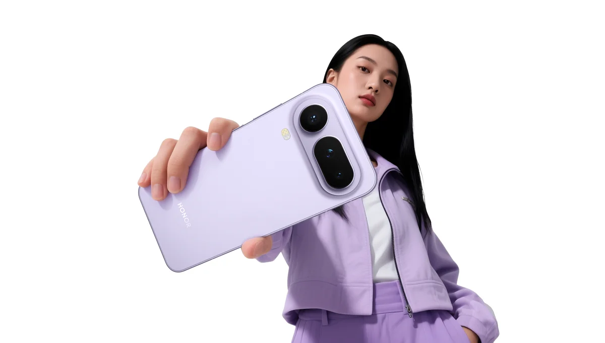 Honor Magic 8 Pro Air в сиреневом цвете в руке