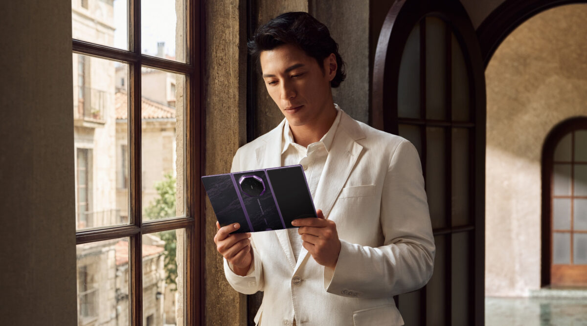 Huawei Mate XT 2 в фиолетовом цвете в разложенном виде — официальный снимок Huawei