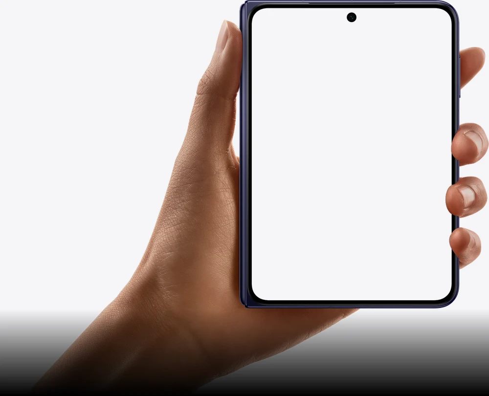 Сложенный Huawei Pura X Max с внешним экраном 5,4 дюйма в руке