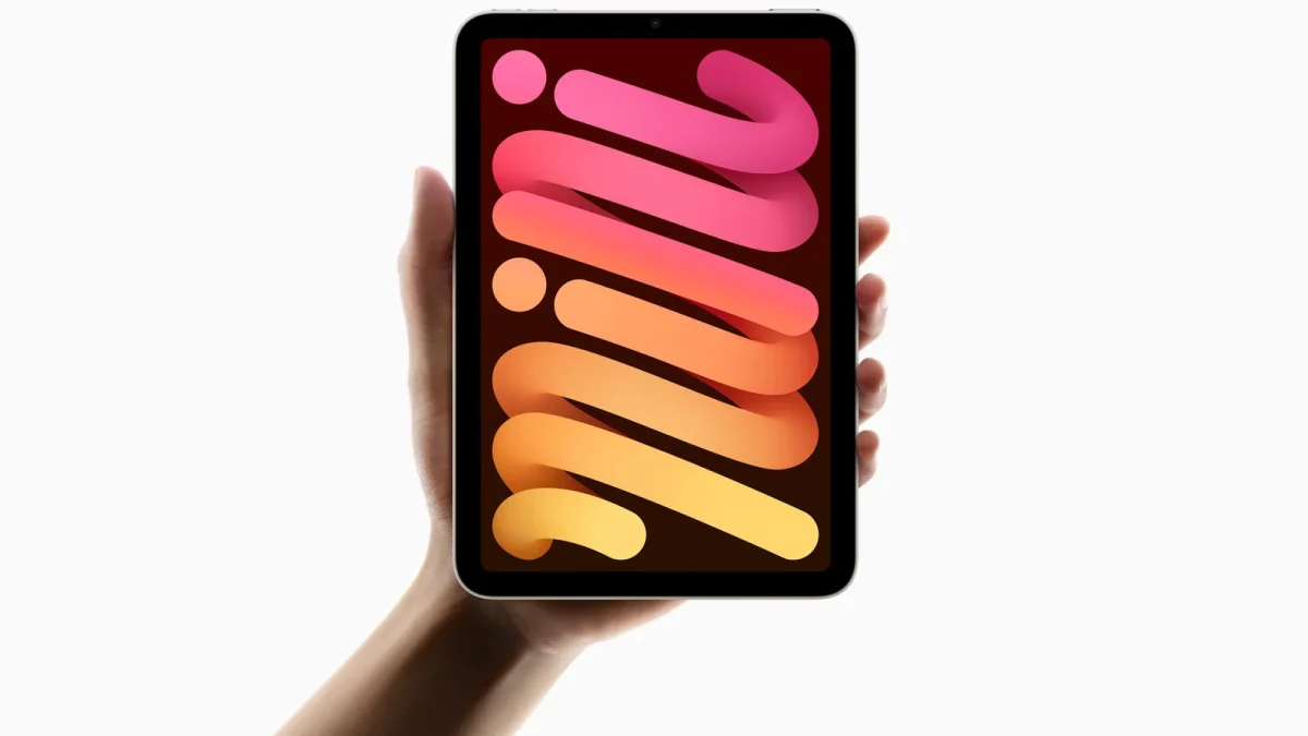 iPad mini с чипом A17 Pro в руке