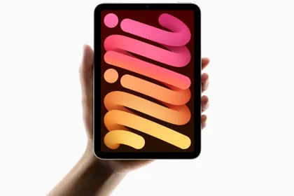 iPad mini с чипом A17 Pro в руке