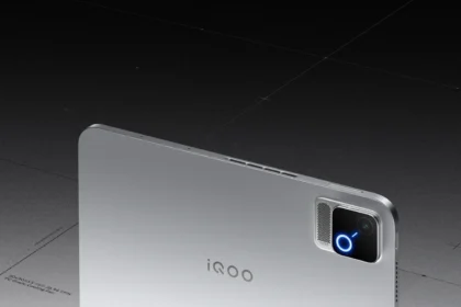 iQOO Pad Ultra в серебристом цвете, официальный постер