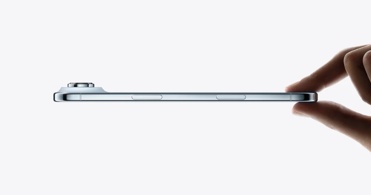 iPhone Air в профиль между пальцами, виден толщина корпуса