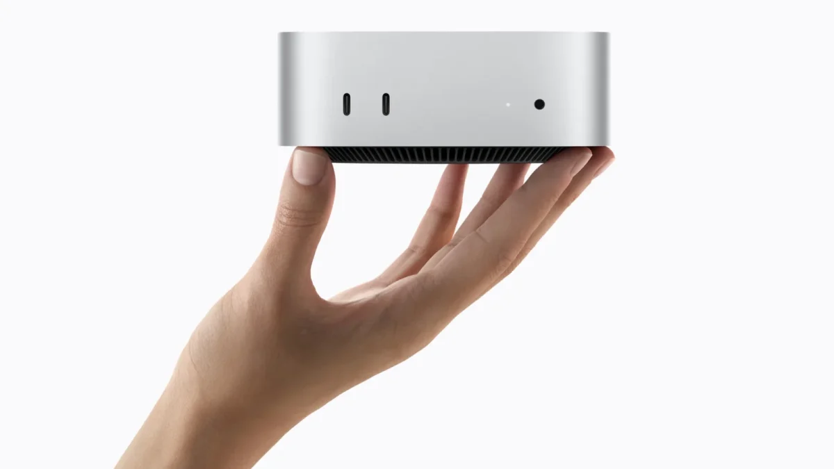 Новый Mac mini с чипом M6 в руке