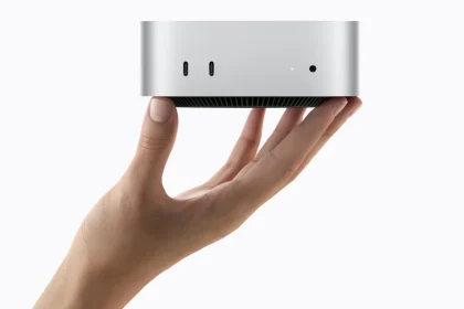 Новый Mac mini с чипом M6 в руке