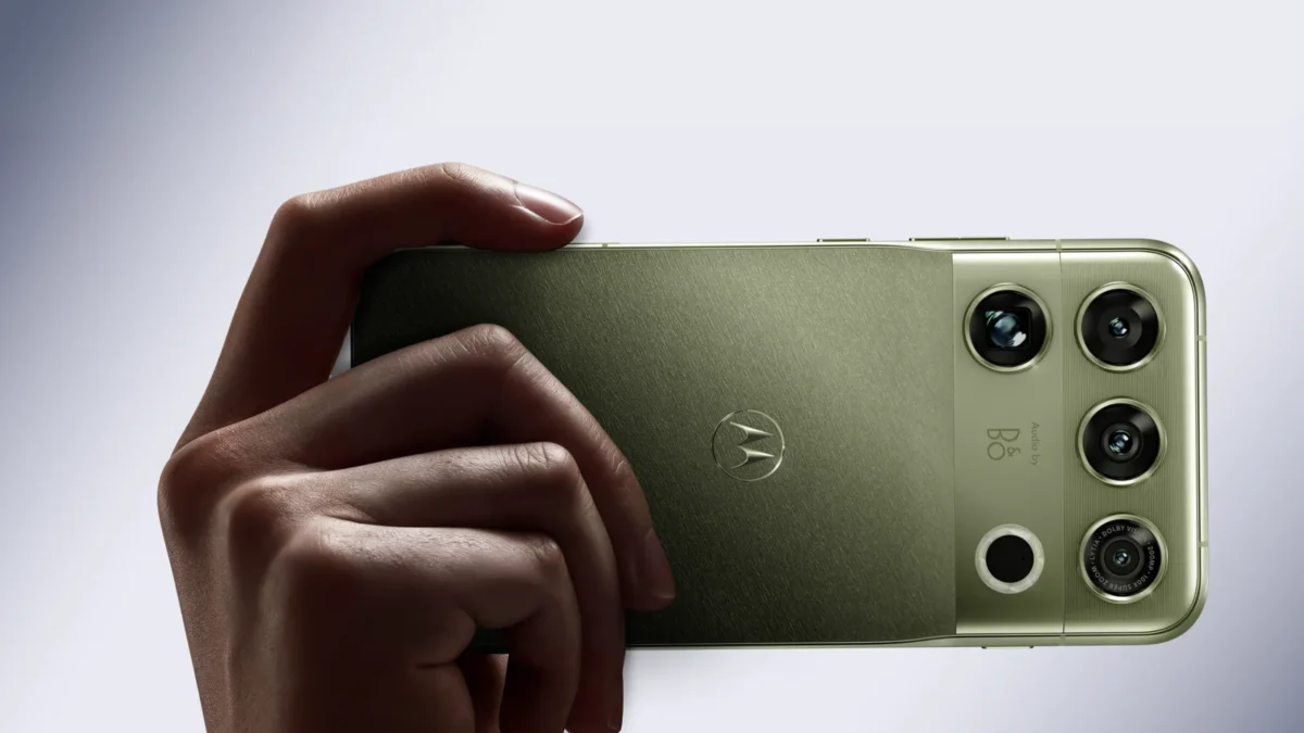 Motorola Signature 27 в цвете Capulet Olive, блок из четырёх камер