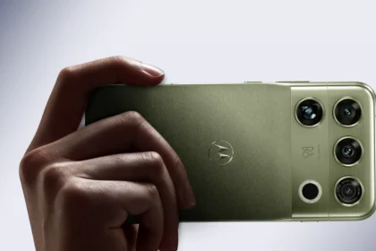 Motorola Signature 27 в цвете Capulet Olive, блок из четырёх камер