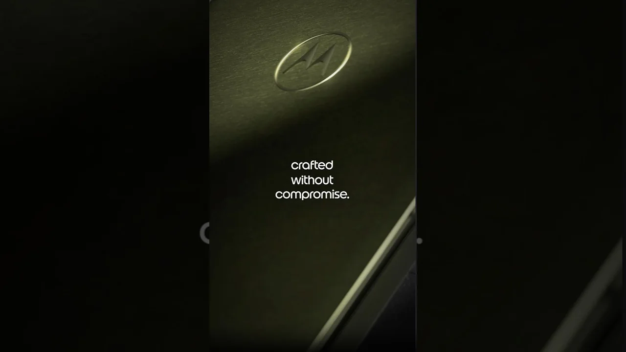 Камера смартфона Motorola крупным планом с надписями 200MP и 100x Super Zoom