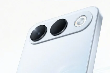 Блок камер смартфона OPPO A7 Pro в серебристом корпусе крупным планом