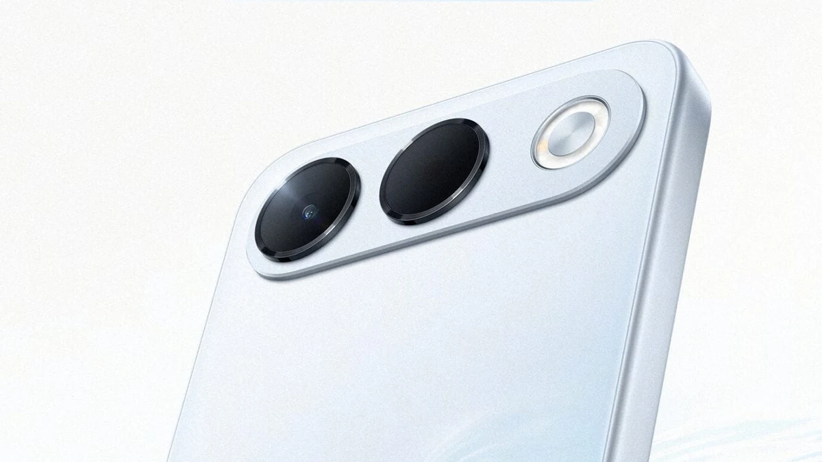 Блок камер смартфона OPPO A7 Pro в серебристом корпусе крупным планом