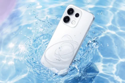 Oppo Reno 16 Pro в белом цвете в воде — защита IP69K, иллюстрация OPPO