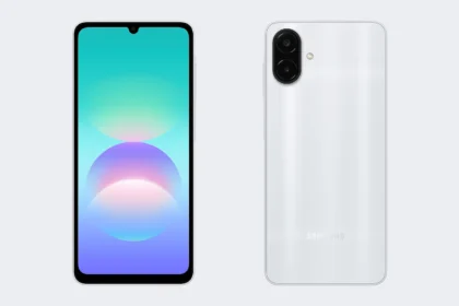 Samsung Galaxy A08 серебристого цвета, вид спереди и сзади