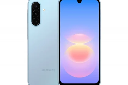 Samsung Galaxy A18 в светло-голубом цвете, вид сзади и спереди
