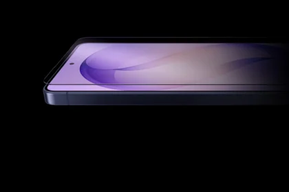 Galaxy S26 Ultra сбоку с включённым экраном — предшественник S27 Pro